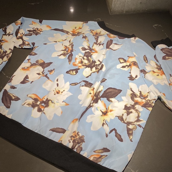 Ultralight Blue Floral Zipper Front Top - Picture 5 of 8